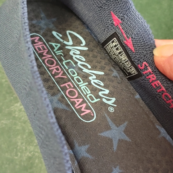 Lot of 2 Skechers flats. Navy and Black, size 6. - Picture 4 of 6